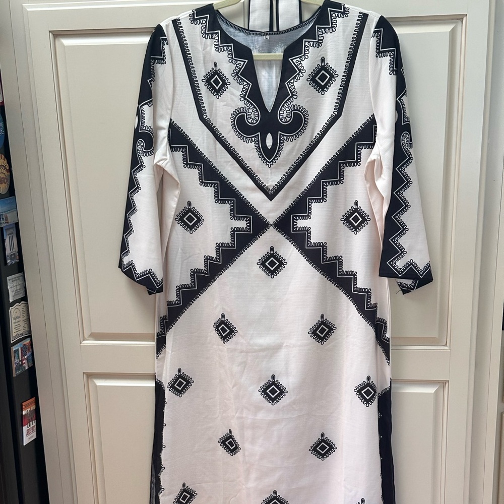 Woman’s caftan w/belt size Large
